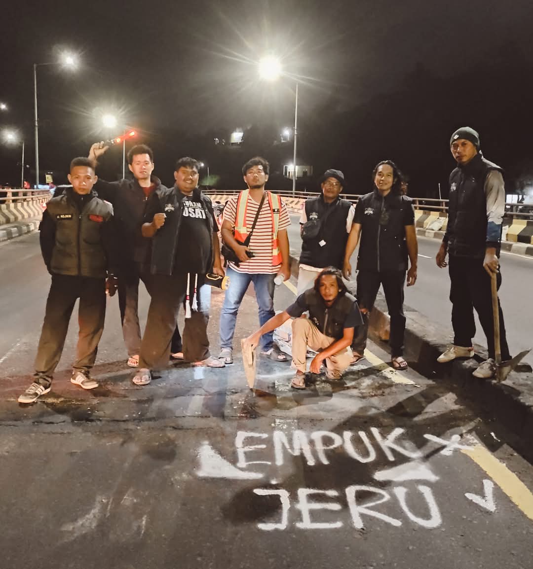 BANYAK KORBAN: Anggota Komunitas Arela memberi tanda pada salah satu lubang jalan di flyover Lawang, beberapa waktu lalu. (ARELA FOR RADAR MALANG)
