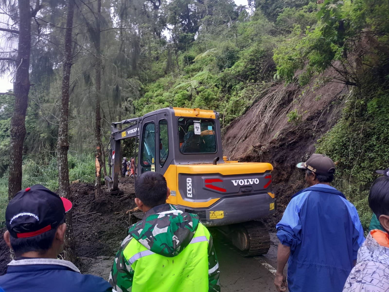 AKSES TERTUTUP: Alat berat dikerahkan untuk memindahkan material longsor yang menutup jalan di Desa Ngadas, Kecamatan Poncokusumo, kemarin (11/2). (BPBD KABUPATEN MALANG FOR RADAR MALANG)