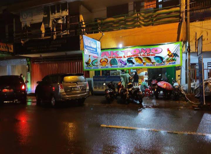 Seafood Cak Tomo tampak depan. (Cak Tomo - Oro-oro Dowo)