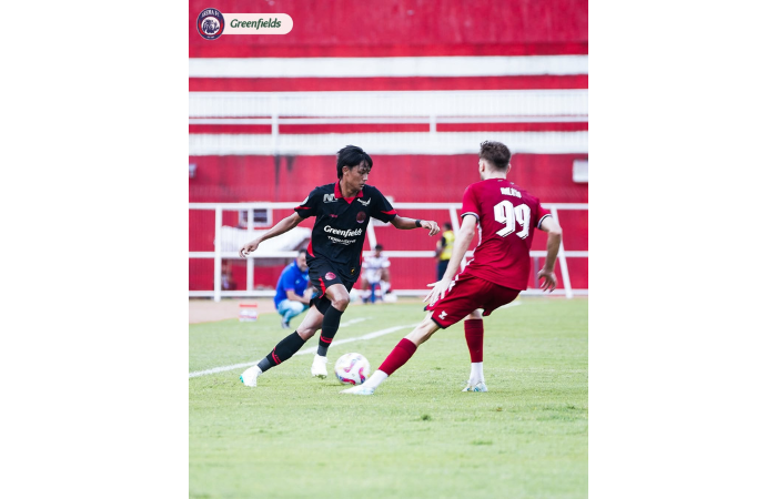 Achmad Maulana Syarif (kiri) berusaha lepas dari penjagaan penyerang PSM Nermin Haljeta dalam laga BRI Liga 1 pekan 22 di Stadion Soepriadi, Senin lalu (10/2). (MO AREMA FC FOR RADAR MALANG)
