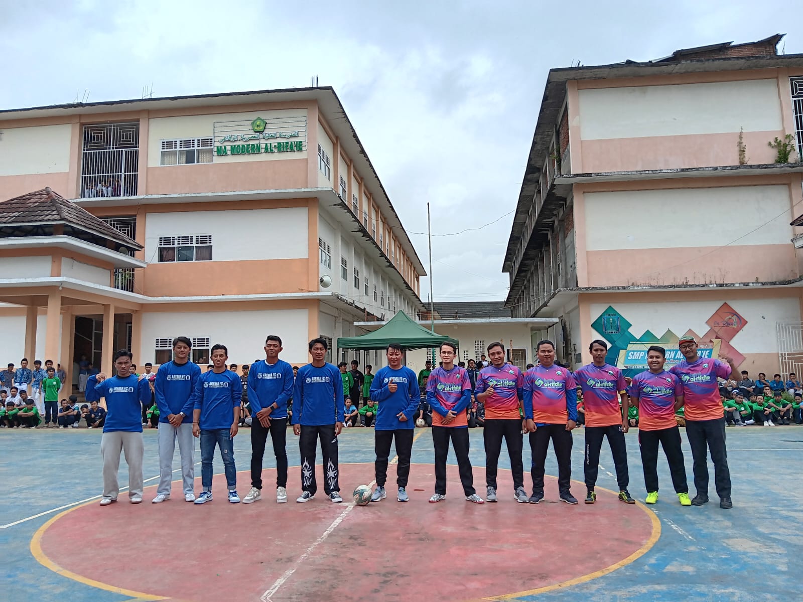 MEMOTIVASI SISWA: Tim Arema FC mengunjungi SMP SMP Modern Al-Rifa&rsquo;ie 2 kemarin (12/2)
