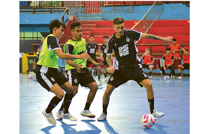 Andres Teran (kanan) berusaha melepaskan tembakan dalam sesi pemanasan sebelum menjalani laga melawan Tiga Radja United di Gor Sudiang, Makassar, pekan lalu. (MO UNGGUL FC MALANG FOR RADAR MALANG)