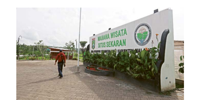 BANYAK MANFAAT: Situs Sekaran di Desa Sekarpuro, Kecamatan Pakis, Kabupaten Malang kini terintegrasi dengan kolam ikan dan greenhouse. (DARMONO / RADAR MALANG)