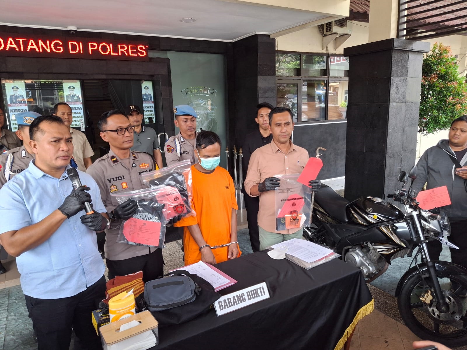 TERTANGKAP: Yandi, pelaku pencurian emas batangan di rumah kosong dipamerkan ke awak media kemarin.