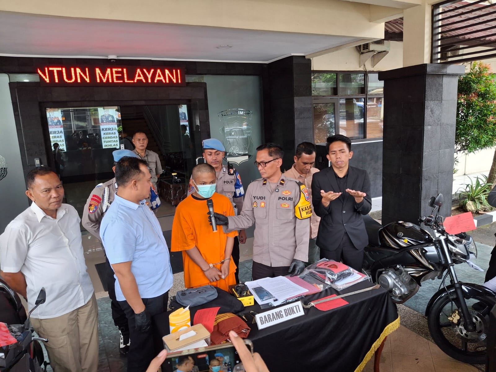 BURU PELAKU LAIN: Polresta Malang Kota menunjukkan menginterogasi anggota sindikat pelaku curanmor asal Kabupaten Pasuruan, kemarin (11/2). (NABILA AMELIA / RADAR MALANG)