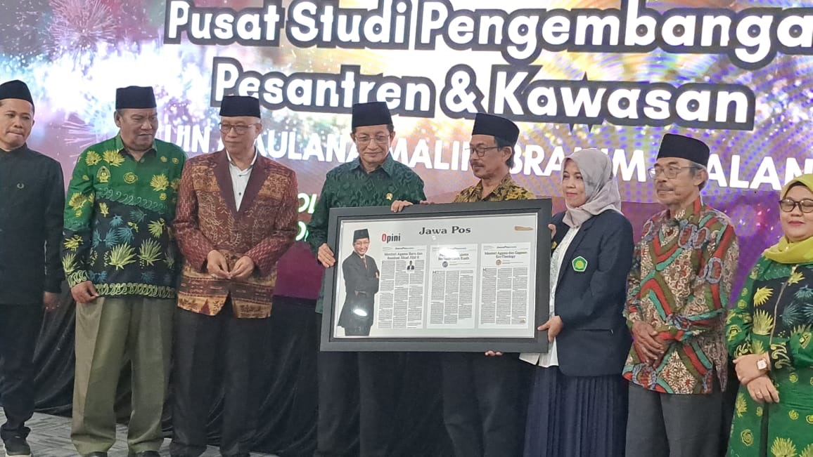 Menteri Agama RI Nasaruddin (tiga dari kiri) mendapat cenderamata dari Rektor UIN Malang Prof Dr H M. Zainuddin MA (tiga dari kanan) setelah meresmikan Pusat Studi Pengembangan Pesantren dan Kawasan.