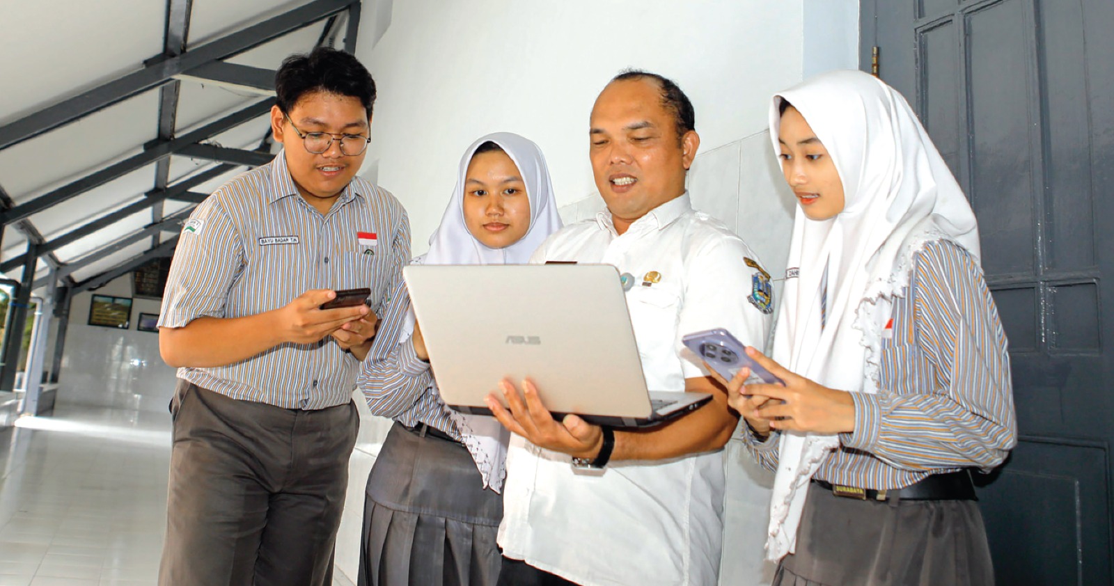 TERUS DIPANTAU: Seorang guru SMA negeri di Surabaya mengarahkan siswanya dalam mendaftar SNBP (DIPTA WAHYU/JAWA POS)