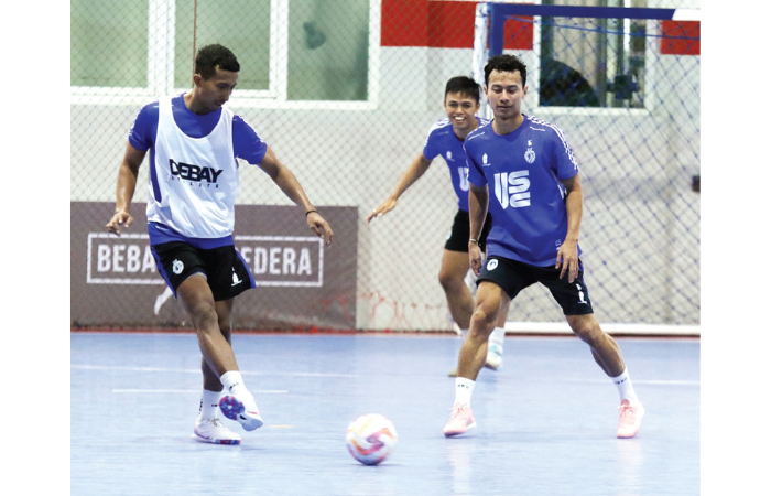 MEMORI BAIK: Guntur Sulistyo (kanan) melakukan pressing dalam sesi latihan di Unggul Sport Center, kemarin. (SATRIA CAHYONO/RADAR MALANG)