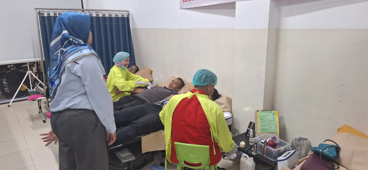AKSI SOSIAL: Karyawan Alfamart melakukan donor darah, Rabu (13/2).