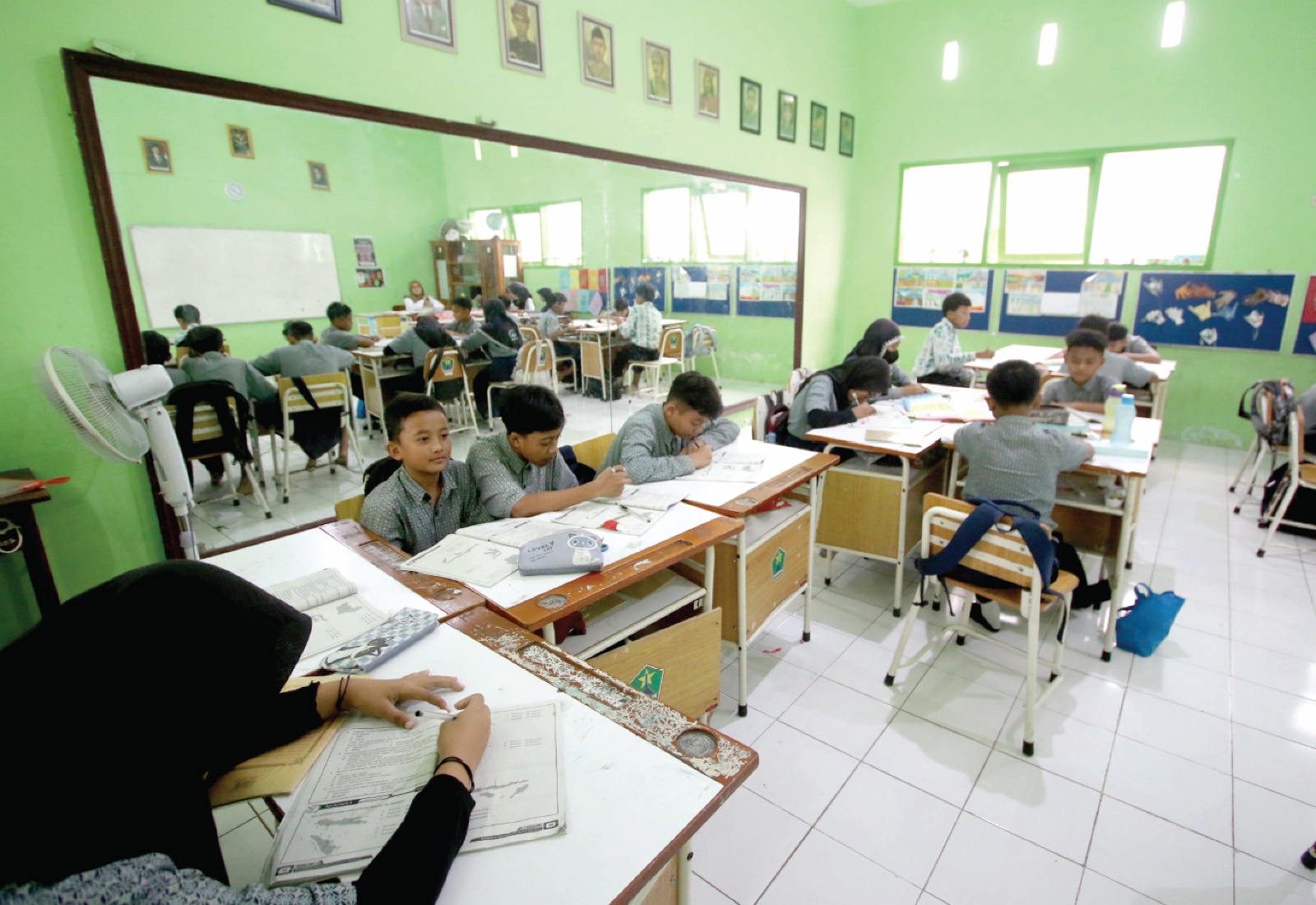 DURASI PEMBELAJARAN DIKURANGI: Sejumlah pelajar di SDN Ketawanggede mengikuti proses pembelajaran, kemarin. (SATRIA CAHYONO / RADAR MALANG)