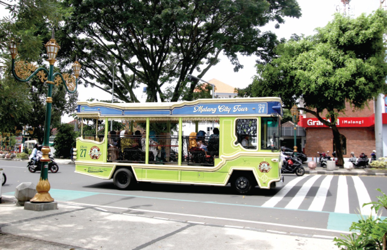 ADA PENYESUAIAN: Salah satu armada bus Macito melintas di Jalan Basuki Rahmat, kemarin (12/2). Jam operasionalnya bakal berubah selama bulan Ramadan. (SATRIA CAHYONO / RADAR MALANG)
