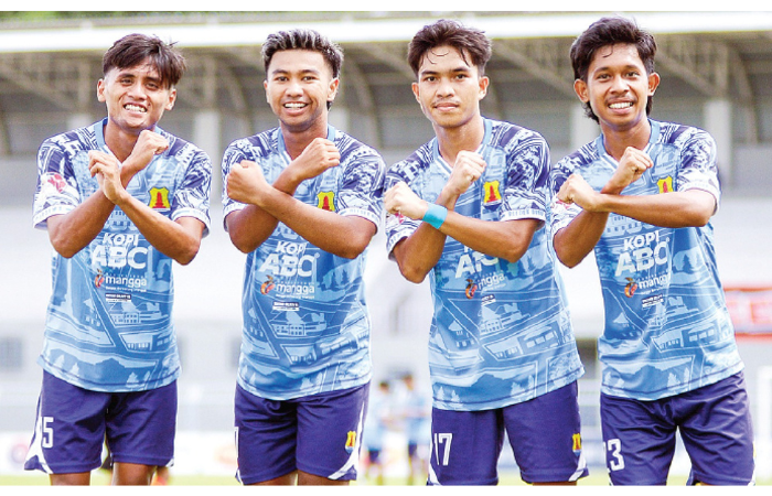 ON FIRE: Pemain Persema Malang merayakan gol ke gawang Inter Kediri dalam laga babak 8 besar Liga 4 Jatim di Stadion Diponegoro, Banyuwangi, Selasa lalu (11/2). (MO PERSEMA MALANG FOR RADAR MALANG)