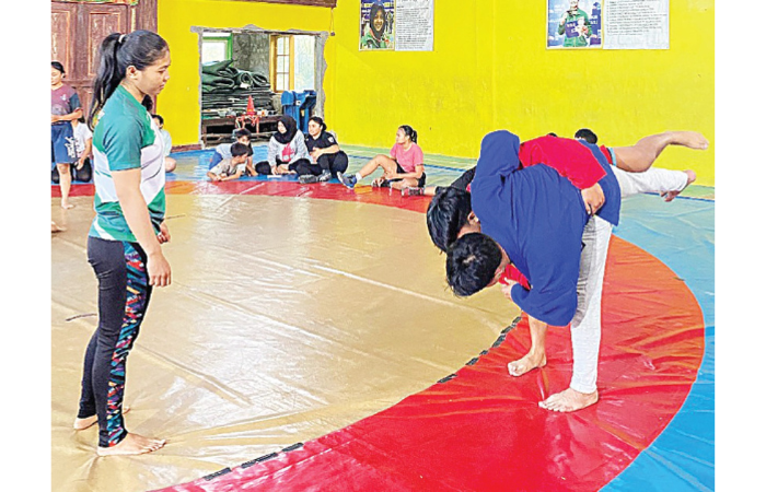 MAKSIMALKAN PERSIAPAN: Atlet Sambo Kabupaten Malang melatih teknik bantingan di camp latihan gulat wilayah Tumpang, pekan lalu. (SAMBO KABUPATEN MALANG FOR RADAR MALANG)