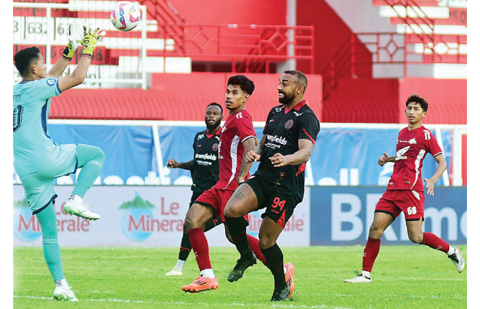 TIDAK SESUAI HARAPAN: Dalberto Luan Belo (kanan) berusaha menjangkau bola dalam laga BRI Liga 1 pekan ke-22 melawan PSM Makassar di Stadion Soepriadi, Senin lalu (10/2). (MO AREMA FC FOR RADAR MALANG)
