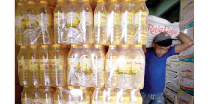 LANGGANAN NAIK: Harga Minyakita masih bertahan pada angka Rp 17 ribu per liter. Salah satunya di Pasar Kebalen. Serta beberapa pasar-pasar lainnya. (SATRIA CAHYONO/RADAR MALANG)