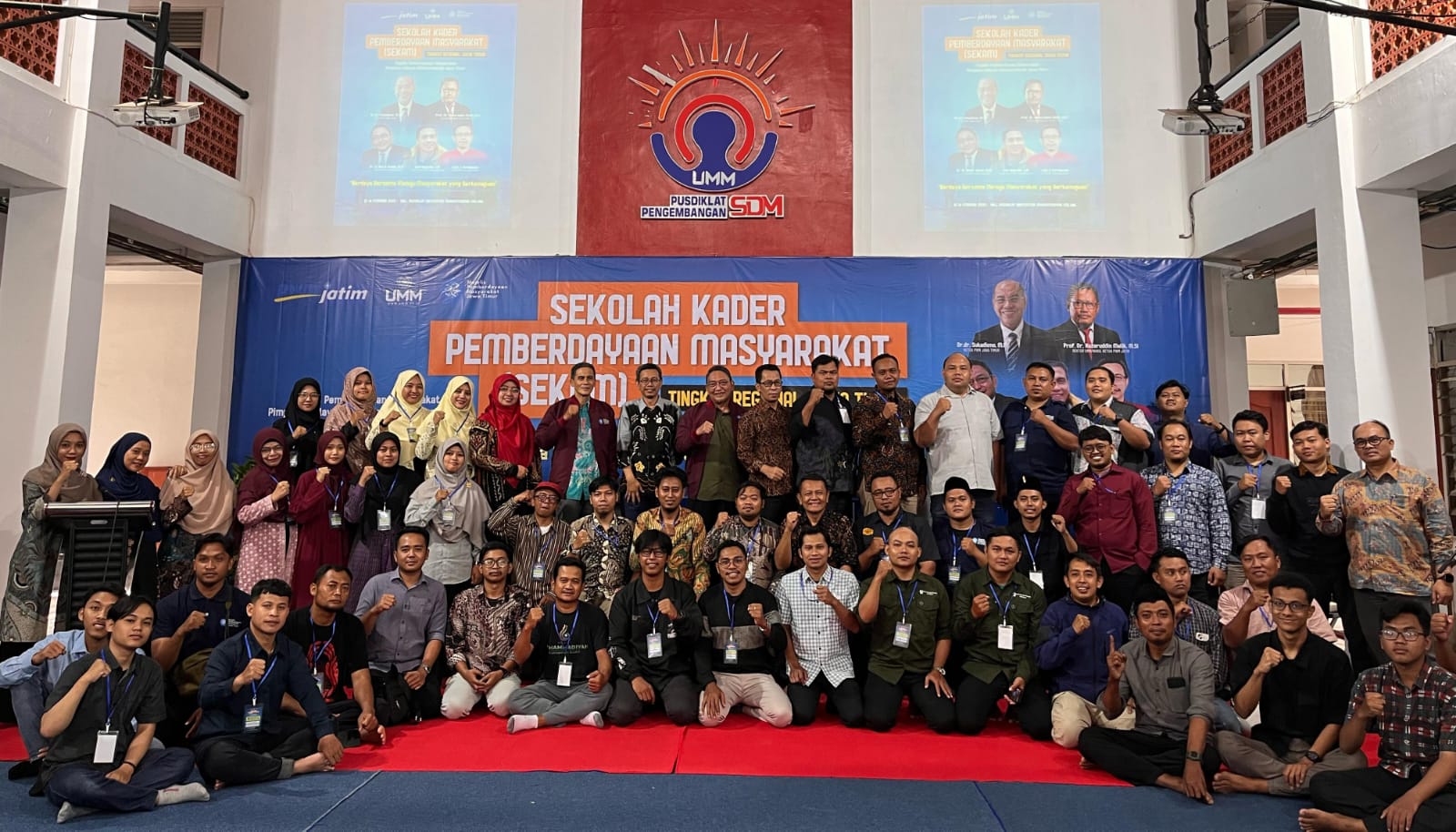 ANTUSIAS: Para peserta Sekam Batch 1 yang digelar MPM PWM Jatim berfoto bersama pemateri usai pembukaan di gedung Pusdiklat UMM, Rabu (12/2).