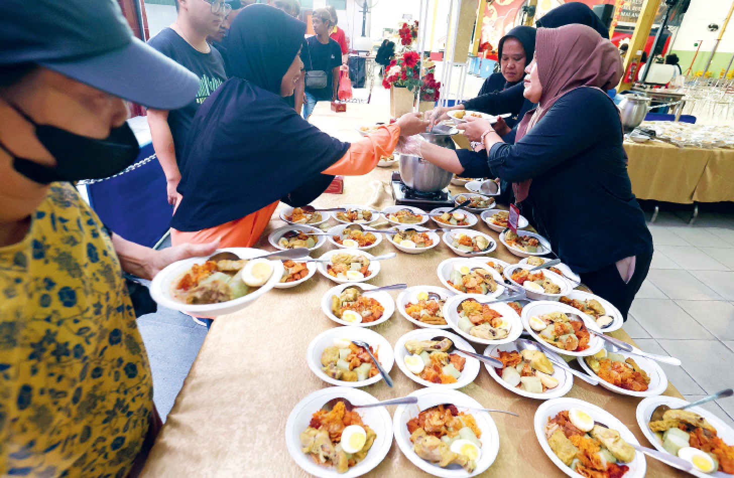 RANGKAIAN IMLEK: Para pengunjung Kelenteng Eng An Kiong menikmati menu lontong Cap Go Meh kemarin (12/2). (DARMONO/RADAR MALANG)