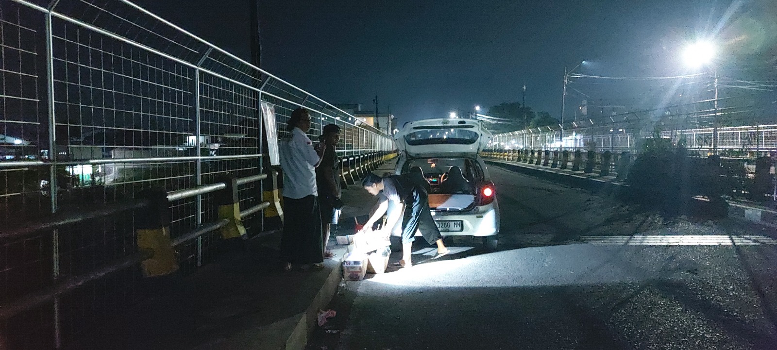 KEPERGOK: Salah seorang pengendara mobil mendapat teguran dari M. Zainullah dan Andi pada Selasa malam (11/2). (BIYAN MUDZAKY HANINDITO/ RADAR MALANG)