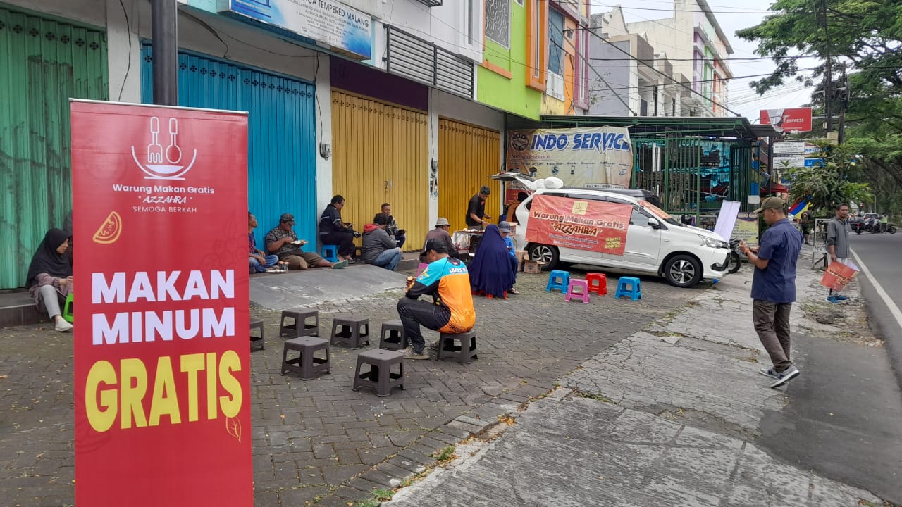 RAMAI: Warung Makan Gratis Azzahra tawarkan makan gratis di Sawojajar kemarin(12/2). (RAISYA SEKAR FOR RADAR MALANG)