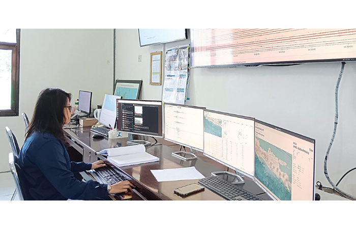 MENGANALISIS DATA: Staf BMKG Stasiun Geofisika kelas III Malang memantau ancaman gempa bumi di salah satu ruangan kemarin (13/2). (INDAH MEI YUNITA/RADAR KANJURUHAN)