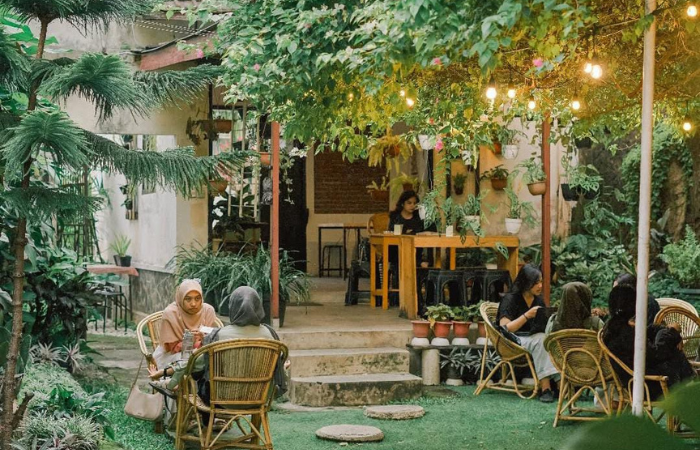Suasana asri dan menyenangkan di taman Calathea (Instagram: ca.lathea)