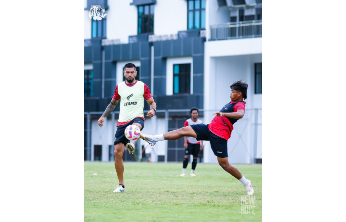 MULTIPOSISI: Julian Guevara (kiri) berusaha melindungi bola dari pemain anyar Arema FC Aswin dalam sesi latihan di Lapangan Universitas Brawijaya, Rabu lalu (12/2). (SATRIA CAHYONO FOR RADAR MALANG)