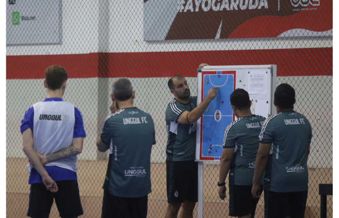 KEMBANGKAN TIM: Pelatih Unggul FC Malang Joao Almeida (tengah) memberikan instruksi kepada para pemain dalam sesi latihan di Unggul Sport Center, Rabu lalu (12/2). (SATRIA CAHYONO/RADAR MALANG)