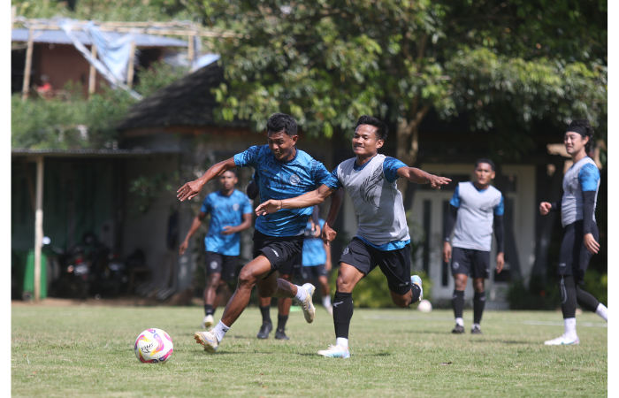 STAY DI BLITAR: Dedik Setiawan (kiri) berusaha lepas dari penjagaan Bayu Setiawan dalam sesi latihan di Lapangan Universitas Brawijaya, kemarin. (SATRIA CAHYONO/RADAR MALANG)