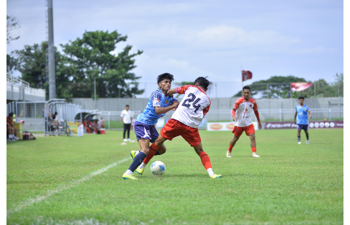 JAGA ASA: Pemain Persema Malang (kiri) mencoba menerobos pertahanan Sang Maestro dalam laga babak 8 besar di Stadion Diponegoro, Banyuwangi, kemarin. (MO PERSEMA MALANG FOR RADAR MALANG)