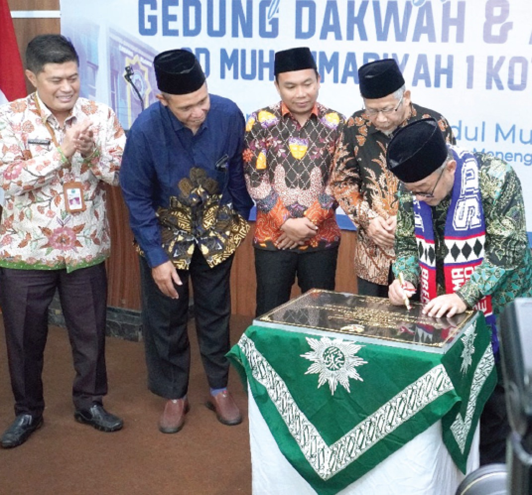 DATANG LANGSUNG: Mendikdasmen RI Abdul Mu&rsquo;ti menandatangani prasasti peresmian gedung baru SD Mutu Kawi Malang kemarin. (SD MUHAMMADIYAH 1 KOTA MALANG)