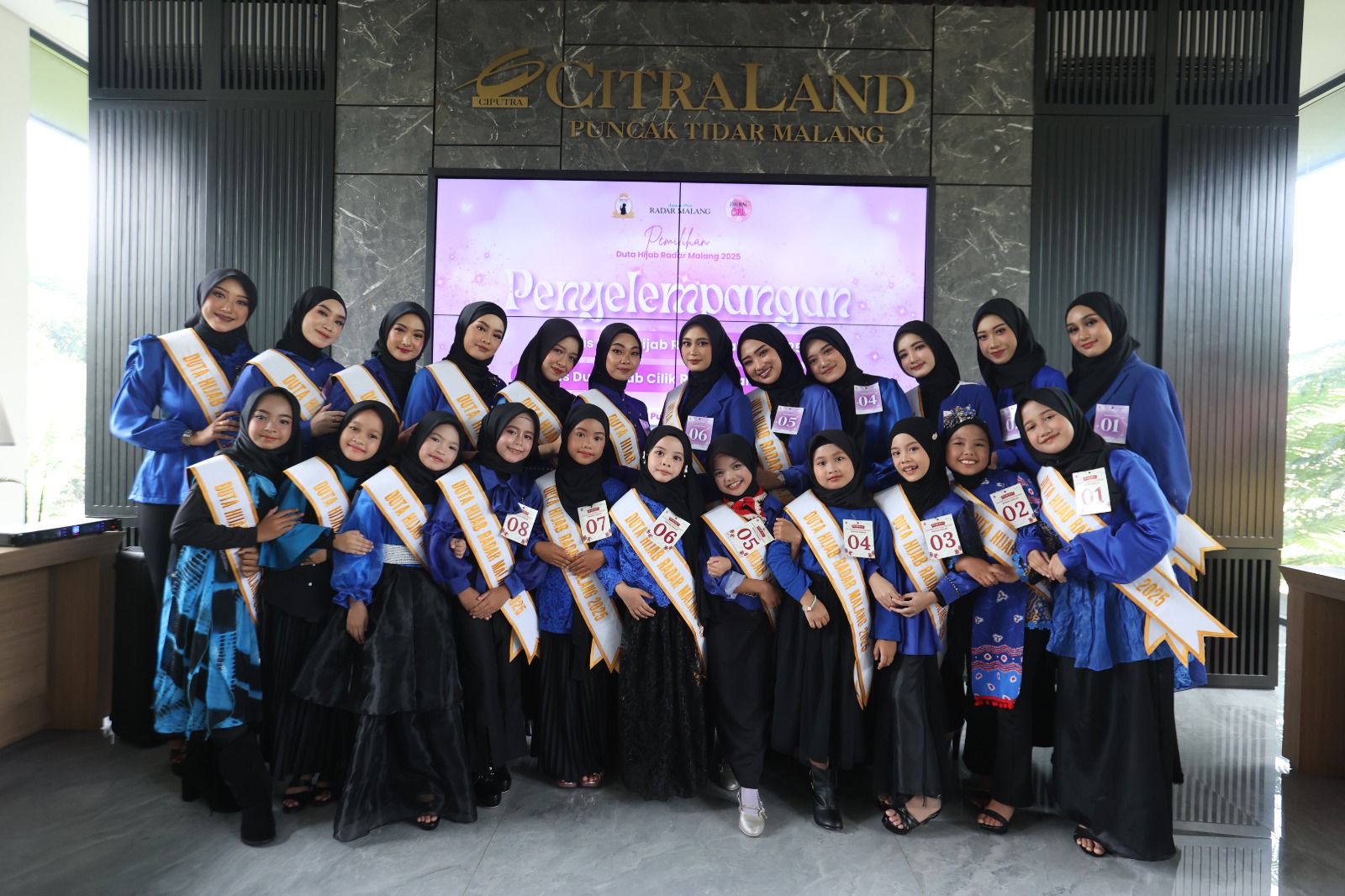 BERSAING: Sebanyak 12 finalis Duta Hijab Radar Malang (DHRM) 2025 dan 12 finalis DHRM Cilik mengikuti prosesi penyematan selempang di Marketing Gallery CitraLand Puncak Tidar kemarin (13/2).