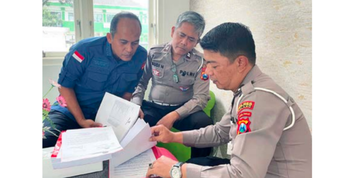 LENGKAP: Penyidik Polres Malang menyerahkan ber perkara kecelakaan tol Malang-Pandaan KM 77 ke Kejaksaan Negeri Kabupaten Malang kemarin.