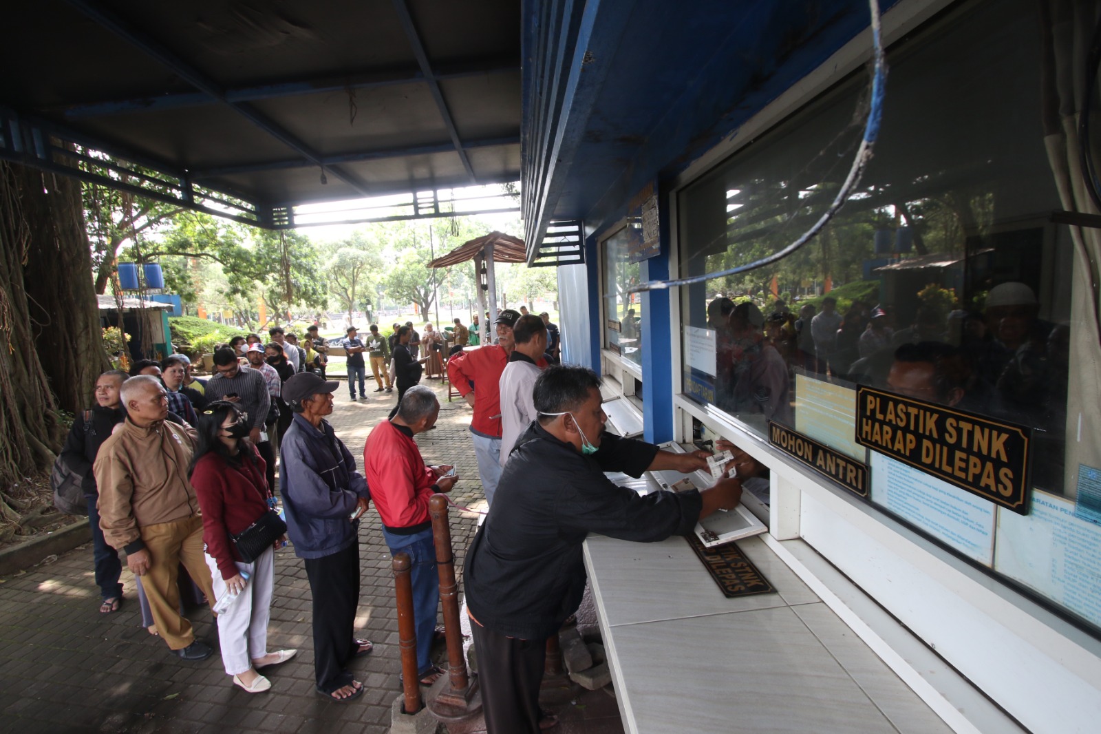 OPSEN BARU: Sejumlah warga mengantre di Samsat Corne Alun-Alun Merdeka, kemarin (13/2). Meski belum 100 persen, angka kepatuhan pembayaran pajak kendaraan meningkat selama bulan Januari.