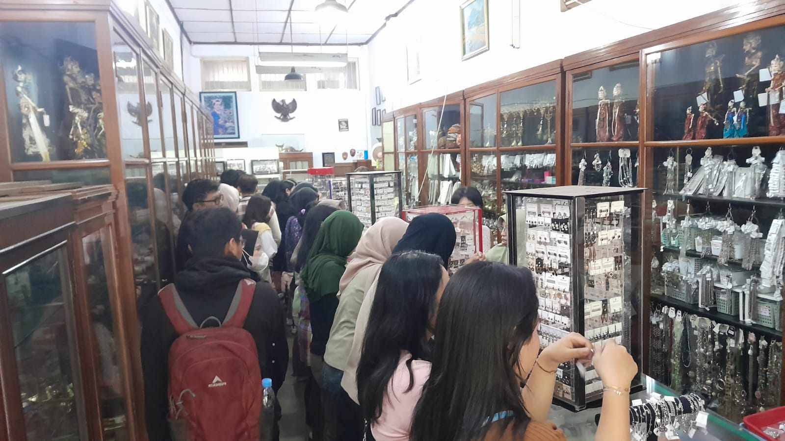 RAMAI PENGUNJUNG: Sejumlah kaum muda memasuki Tio Souvenir. (RAISYA SEKAR FOR RADAR MALANG)