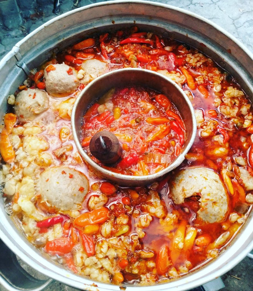 Kuah pedas yang menjadi incaran para pembeli (Bakso mercon Bang hasan).