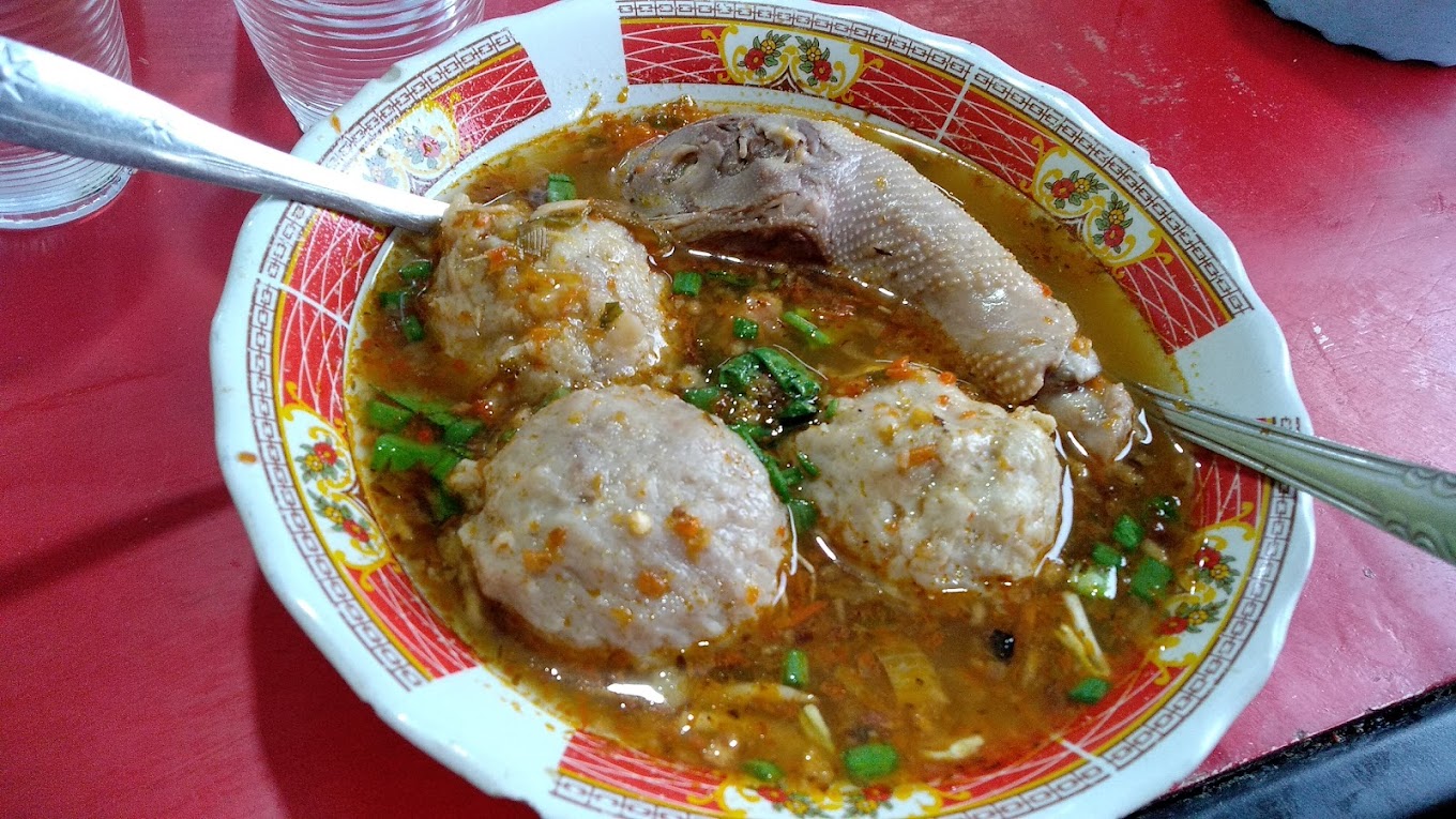 Terdapat berbagai macam tambahan seperti kepala ayam (Wahyu Maitimu).