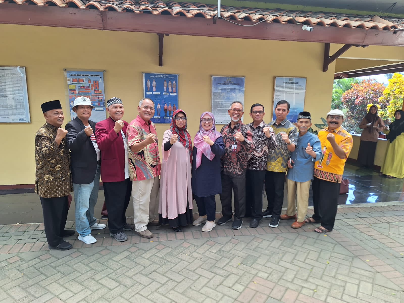 KOLABORASI : Foto bersama seluruh Alumni S3 Universitas Negeri Malang (UM) saat berkunjung ke SMAN 1 Lawang, beberapa&nbsp;waktu&nbsp;lalu.