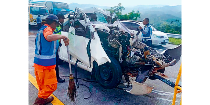KORBANNYA WARGA SURABAYA: Bagian depan mobil Toyota Avanza dengan nomor polisi B 2084 BKQ ringsek parah setelah menabrak bagian belakang truk tronton di Tol Pandaan-Malang Km 75, kemarin pagi (15/2).