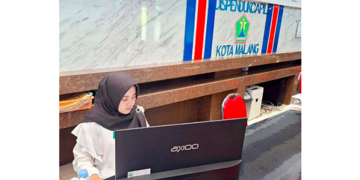 LAYANAN PUBLIK: Petugas Dinas Kependudukan dan Pencatatan Sipil Kota Malang mela pencatatan dokumen kependudukan pada Jumat (14/2).