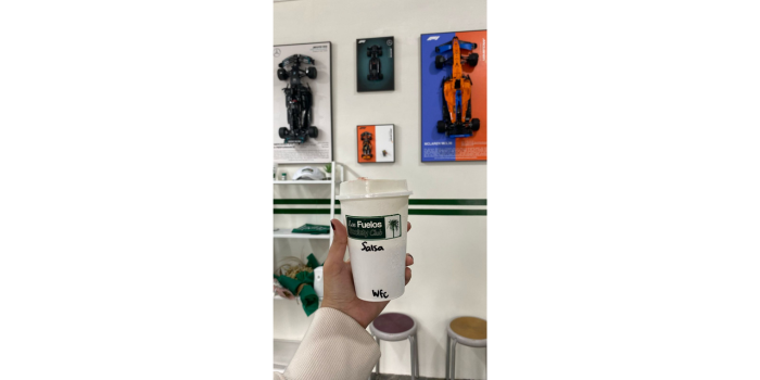 Salah satu pelanggan sedang memegang smoothie Los Fuelos. (SHALSHA ARDYA FOR RADAR MALANG)