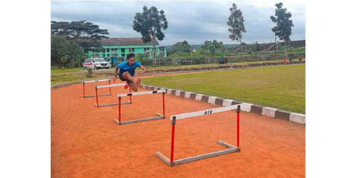 LATIHAN TERGANGGU: Atlet PASI Kota Malang menjalani latihan lari gawang di Lapangan Dodikjur, Kota Malang, Kamis lalu (13/2).
