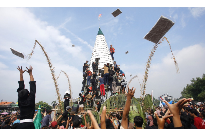MERIAH: Warga Desa Sedenganmijen, Kecamatan Krian, Sidoarjo, berebut gunungan tempe setinggi 9 meter kemarin. (ANGGER BONDAN/JAWA POS)