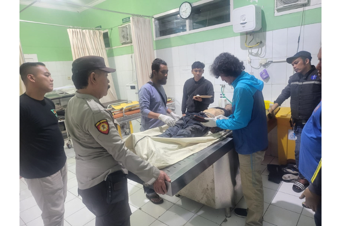 MENINGGAL dI TKP: aparat kepolisian bersama warga membawa jenazah korban ke RSUD Kanjuruhan, Kepanjen, dini hari kemarin (16/2). (POLSEK KEPANJEN FOR RADAR KANJURUHAN)