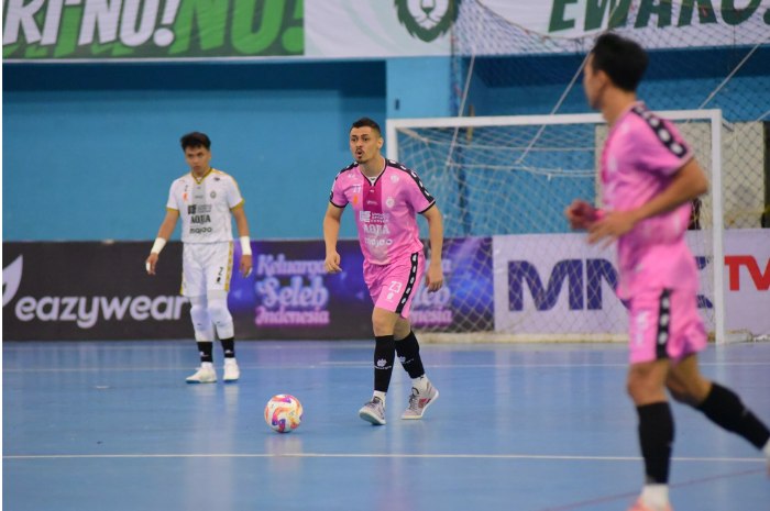 Wellington Pereira (tengah) berusaha membangun serangan dalam laga PFL seri Makassar melawan Tiga Radja United, pekan lalu. Dia menepi akibat problem di area pinggul. (MO UNGGUL FC FOR RADAR MALANG)