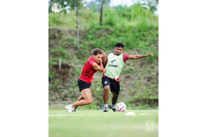 SIAP BERJUANG: Rifad Marasabessy (kanan) berusaha lepas dari penjagaan Pablo Oliveira dalam sesi internal game di Lapangan Universitas Brawijaya, Kamis lalu (13/2). (MO AREMA FC FOR RADAR MALANG)
