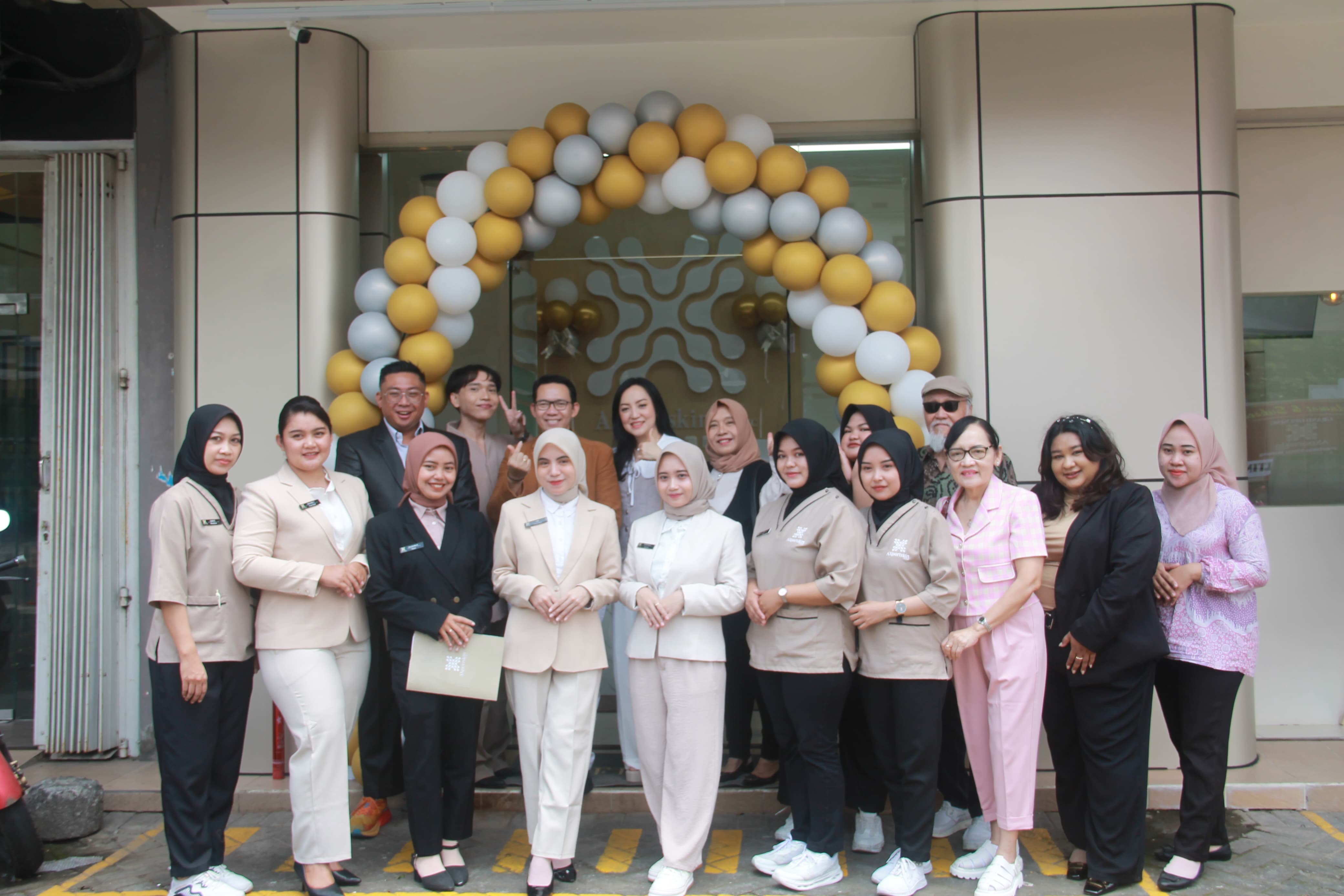 SIAP LAYANI MASYARAKAT: Tim dokter dan jajaran manajemen Axpertskin Clinic Malang berpose bersama