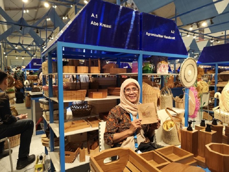 Anita Egyanti, pemilik usaha Abe Kreasi dari Kota Semarang, berhasil mengubah bahan sisa menjadi produk kerajinan tangan yang memiliki nilai ekonomis dan multifungsi.