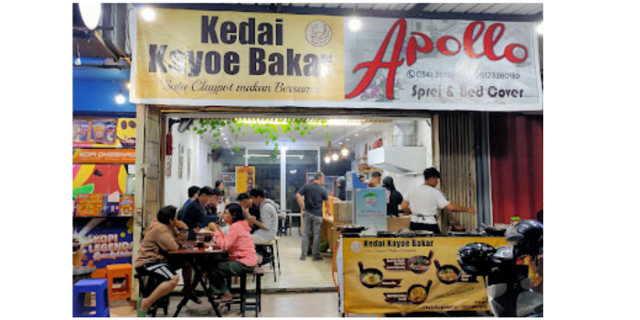 Tampak depan Kedai Kayoe Bakar, ramai pengunjung. (Google: Bro Yonathan Channel)