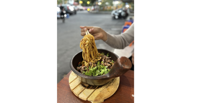Salah satu menu Mee Claypot di Kedai Kayoe Bakar Malang. (Google: Gabrielladma)