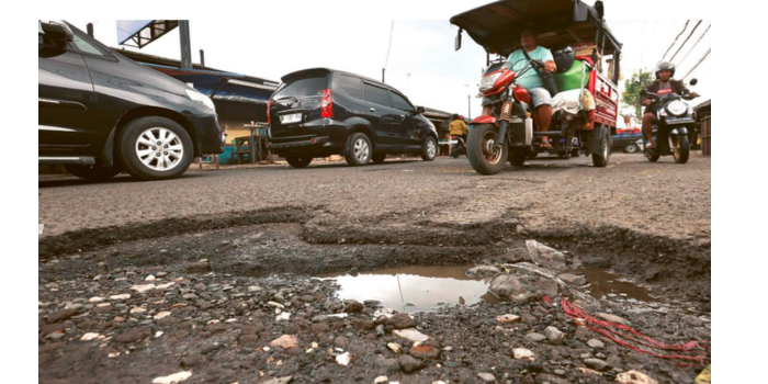 IMBAS EFISIENSI:Kerusakan aspal di Jalan Raya Pasar Induk Gadang membutuhkan perbaikan. Sayang, perbaikan besar yang rencananya menggunakan Dana Alokasi Khusus dari pusat terancam tidak terlaksana.